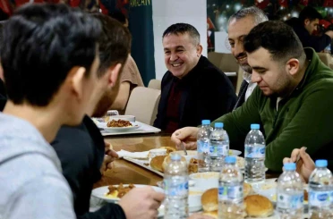 İl Müdürü Ramazan Demir öğrencilere yemek dağıttı 