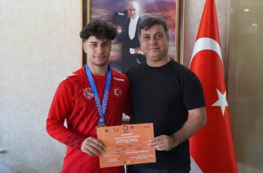 İl Müdürü Yunus Öztürk’ten milli güreşçiye tebrik