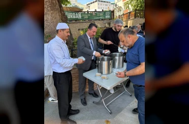 İl Müftüsü Dilek kazan başına geçerek aşure dağıttı 