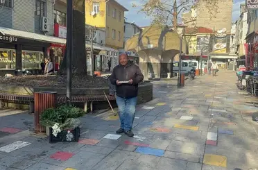 İlçe meydanında ayakkabı boyacılığı yapıyordu, merhametiyle ödül aldı