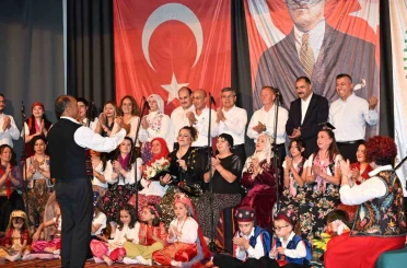 İlçe protokolünden konserde canlı performans sürprizi 