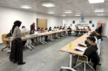 İlkokul öğrencileri elektronik atıklardan tablo yaptı 