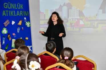 İlkokul öğrencileri geri dönüşümü yerinde öğrendi 