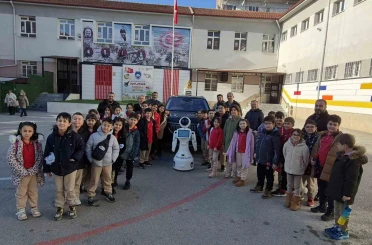 İlkokul öğrencilerine TOGG ile yerli ve milli robot tanıtıldı 