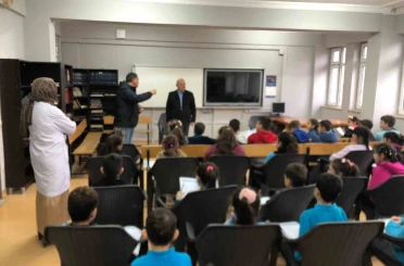 İlkokulda yerel yönetimler dersine giren muhtar öğrencilere görevini anlattı 