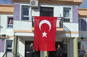 İlmek ilmek gurur: El emeği Türk Bayrağı göndere çekildi 