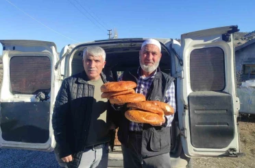 İmece usulüyle pide dağıtılıyor, pide girmeyen ev kalmıyor 