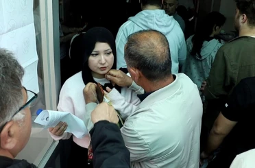 İnci kolyesini çıkartamayınca çakı ile kesmek zorunda kaldı 