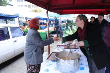 İncirliova Belediyesi’nden pazarda sıcak çorba ikramı 