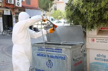 İncirliova’da karasinekle mücadele için çöp konteynerleri ilaçlandı
