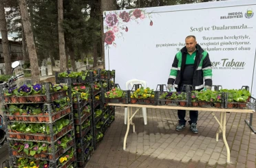 İnegöl’de bayram öncesi mezarlıklar çiçek bahçesine büründü 