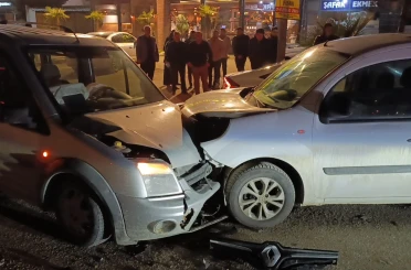 İnegöl’de iki araç kafa kafaya çarpıştı: 3 yaralı 