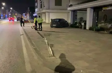 İnegöl’de kontrolden çıkan araç kaldırıma çıktı
