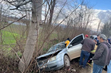 İnegöl’de kontrolden çıkan otomobil ağaca çarptı: 1 yaralı 