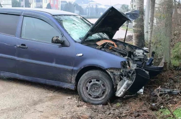İnegöl’de kontrolden çıkan otomobil kaldırıma ve ağaca çarptı: 2 yaralı 