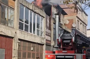 İnegöl’de mobilya imalathanesinde yangın 