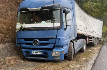 İnegöl’de şeker yüklü tır yağmur suyu kanalına uçtu
