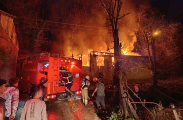 İnegöl’de tek katlı ev alev alev yandı 