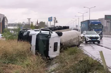 İnegöl’de tuz yüklü tır devrildi
