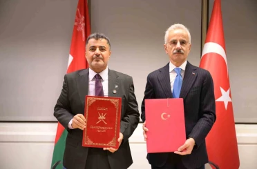 İngiltere’de Türkiye ile Umman arasında denizcilik ve ulaştırma alanında iş birliği için 2 yeni imza 