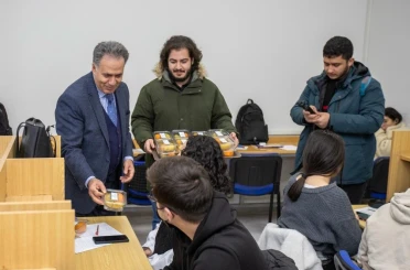 İnönü Üniversitesi’nde final haftasında öğrencilere meyve ikramı 