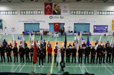 İnönü Üniversitesinin ev sahipliğinde badminton müsabakaları başladı 
