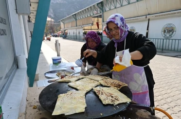 İnönülü kadınlardan gözleme ikramı 