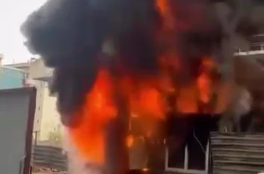 İnşaat alanındaki işçi konteyneri alev alev yandı 