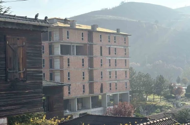 İnşaat çatısında tehlikeli çalışma kameraya yansıdı 