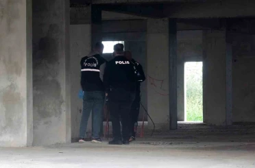 İnşaat halindeki binada erkek cesedi bulundu 