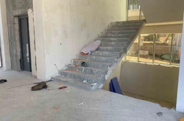 İnşaat merdivenlerinden yuvarlanan işçi yaralandı 