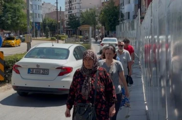 İnşaat paravanı kaldırımı kapattı, yayalar trafiğin ortasında kaldı 