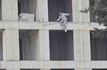 İnşaata çıkıp atlamak isteyen kişi ikna edildi 