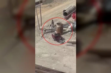 İnşaattaki demir boruları çalan motosikletliler kamerada 
