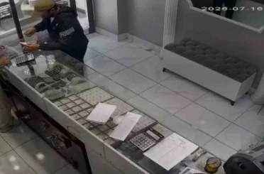 İnternetten araştırma yapıp silahla kuyumcuyu soyan zanlının görüntüleri ortaya çıktı 