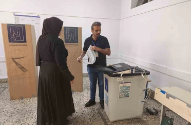 Irak halkı parlamento seçimi için sandık başında 