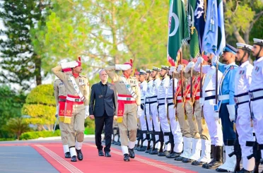 İran Cumhurbaşkanı Pezeşkiyan, Pakistan Başbakanı Şerif ile görüştü 