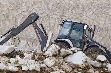 İran sınırındaki yayla yolları kardan temizleniyor 