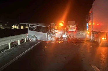 İş makinasına çarpan minibüs şoförü yaralandı 