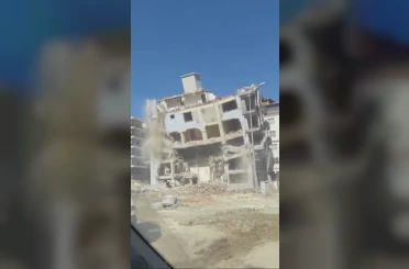 İş makinesinin darbesiyle 6 katlı bina yerle bir oldu 