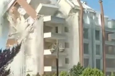 İş makinesinin darbesiyle 9 katlı bina yerle bir oldu