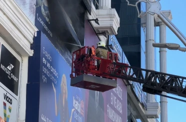 İş merkezindeki yangın büyümeden söndürüldü. 