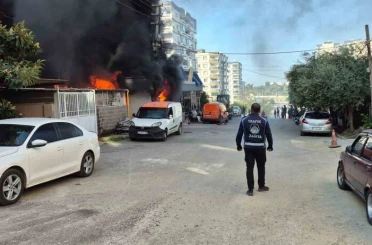 İş yerinde başlayan yangında alevler eve sıçradı 