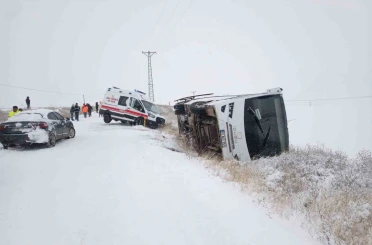 İşçi servisi devrildi, yardıma giden ambulans kara saplandı 