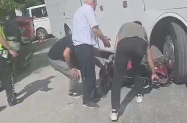 İşçi servisi ile çarpışan motosikletli yaralandı 
