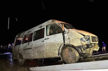 İşçi servisi şarampole devrildi: 17 yaralı 