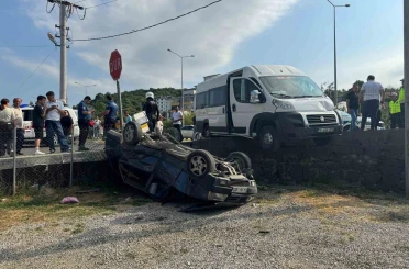 İşçi servisiyle çarpışan otomobil bahçeye uçtu: 3 yaralı 