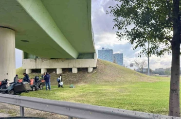 İşçiler yağmur yağınca viyadük altında yağmurdan korundu 