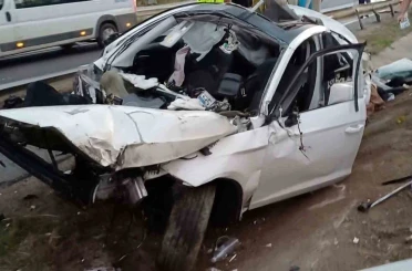 İşe gitmek isterken ölümden döndü: Otomobil parçalandı, sürücü fırlayıp altına sıkıştı 