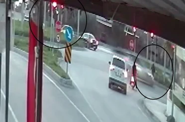 Işık ihlali yapan motosiklet otomobille çarpıştı: 2 yaralı 